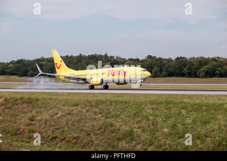 Flugzeug Landung Am Flughafen Basel Stockfoto