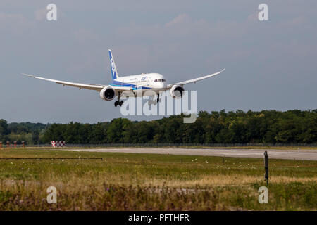 Flugzeug Landung Am Flughafen Basel Stockfoto