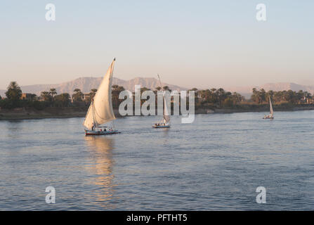 Assuan, ÄGYPTEN ca. 2010: Segelboote auf dem Nil Stockfoto