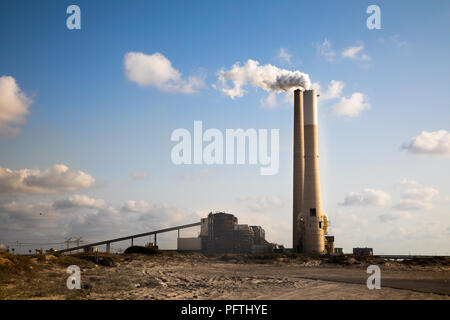 Industriekamin, Cezerea, Israel, Rauchfahnen steigen aus dem Kamin in einem klaren blauen Himmel mit flauschigen weißen Wolken Stockfoto