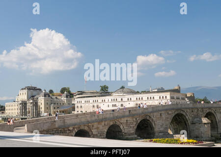 Skopje, Mazedonien - Museum der mazedonischen Kampf und steinerne Brücke Stockfoto