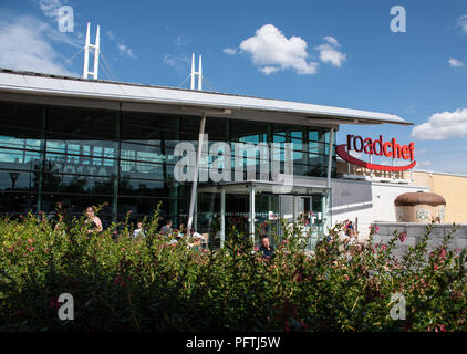 Norton Stöcke, Großbritannien - 07 August 2018: Die Vorderseite des Roadchef Autobahn Dienstleistungen bei Norton Stöcke auf der M4 Stockfoto