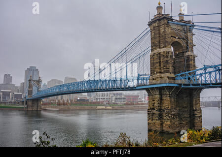 John A. Roebling Suspension Bridge, Cincinnati, Ohio an einem nebligen Tag. Stockfoto