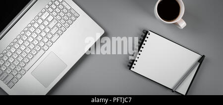 Schreibtisch mit Laptop, Kaffee und leer Notebook. top View Stockfoto