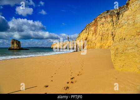 Spuren im Sand im Praia dos Caneiros, Ferragudo, Algarve, Portugal Stockfoto