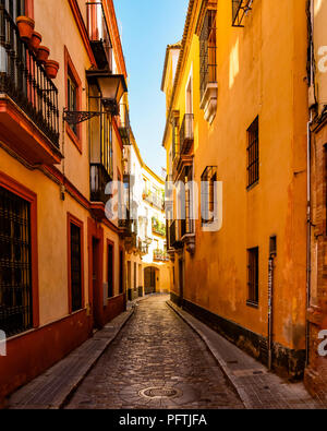 Eine typische schmale Gasse in Sevilla, Spanien Stockfoto