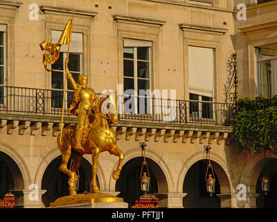 Goldene Reiterstatue von Jeanne d'Arc oder oder Jeanne d'Arc mit einer Flagge in Paris, Frankreich, erstellt von bysculptor Emmanuel Fremiet, Stockfoto