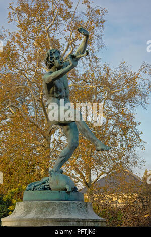 Die Faune Dansant tanzende Faun, Bronzestatue des Bildhauers Eugene-Louis Lequesne in Paris Luxemburg Garten Park Stockfoto