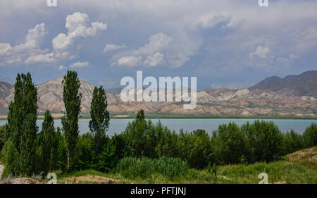 Dramatische Farbkontraste entlang der Toktogul Reservoir, Kirgisistan Stockfoto