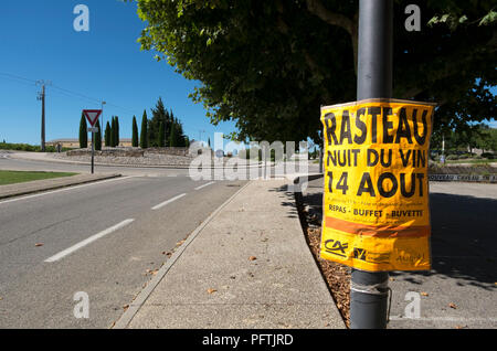 Rasteau, Vaucluse, Frankreich. Poster auf Lamp Post Werbung Rasteau Nacht Wein, 14. August 2018, mit Warnung über den Missbrauch von Alkohol in kleinen drucken. Stockfoto