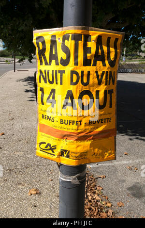 Rasteau, Vaucluse, Frankreich. Poster auf Lamp Post Werbung Rasteau Nacht Wein, 14. August 2018, mit Warnung über den Missbrauch von Alkohol in kleinen drucken. Stockfoto