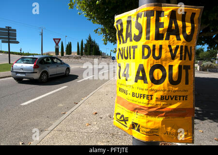 Rasteau, Vaucluse, Frankreich. Poster auf Lamp Post Werbung Rasteau Nacht Wein, 14. August 2018, mit Warnung über den Missbrauch von Alkohol in kleinen drucken. Stockfoto