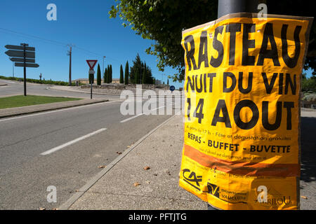 Rasteau, Vaucluse, Frankreich. Poster auf Lamp Post Werbung Rasteau Nacht Wein, 14. August 2018, mit Warnung über den Missbrauch von Alkohol in kleinen drucken. Stockfoto