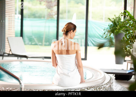 Ansicht von hinten Schoß einer Frau, entspannen Sie im Whirlpool. Stockfoto