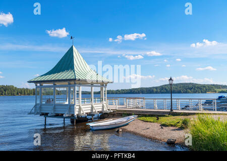 Holzsteg auf See Norasjön in der Stadt Nora, Örebro Län, Västmanland, Schweden Stockfoto