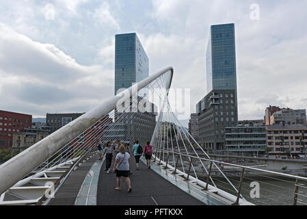 Blick über die Fußgängerbrücke zubizuri Bridge der Twin Towers isozaki atea in Bilbao, Spanien Stockfoto