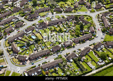 Luftaufnahme von kleinen Wohnsiedlungsbauten, Straßenplan, Stadtplanung, Großbritannien. Stockfoto