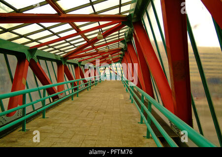 Erhöhte Fußgängerüberweg in Moskau, Moskauer Ringautobahn Stockfoto