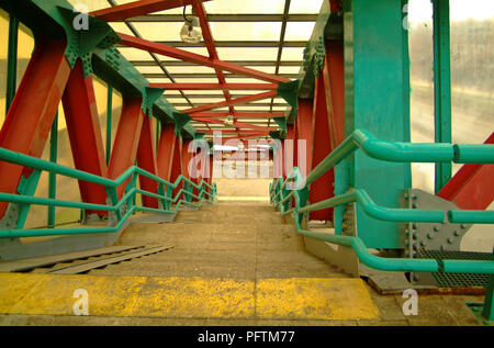 Erhöhte Fußgängerüberweg in Moskau, Moskauer Ringautobahn Stockfoto