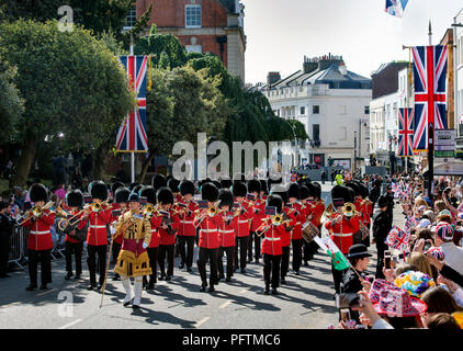 Die Band des Irish Guards in Windsor am Tag der Hochzeit von Prinz Harry & Meghan Markle mit Royal Fans entlang der High Street Stockfoto