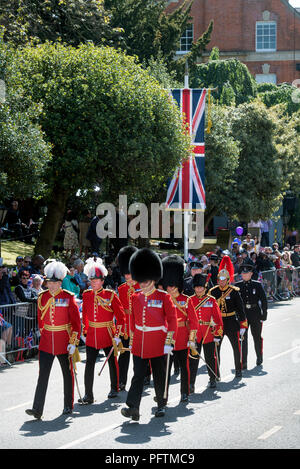 Vertreter der Abteilungen der Wachen in Windsor am Tag der Hochzeit von Prinz Harry & Meghan Markle mit Royal Fans entlang der High Street Stockfoto