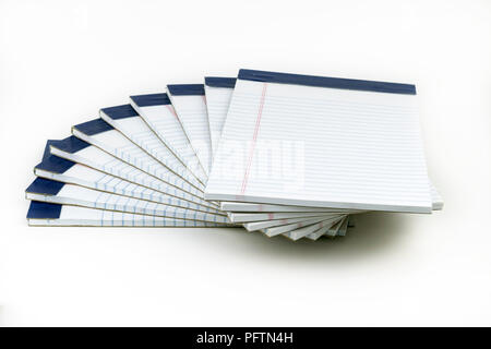 Ein Stapel von whte, ordnete notebpads mit blauen verbindlich, in Spiralform aus gestapelt. Diese könnten als in der Schule oder im Büro liefert für Notizen verwendet werden und Stockfoto