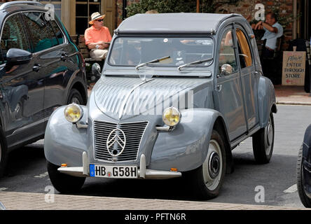 Klassische Oldtimer Citroen 2CV im holt geparkt, North Norfolk, England Stockfoto