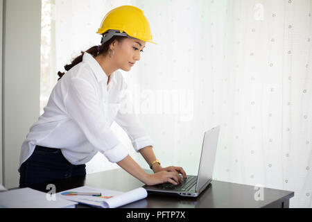 Asiatische Frauen technische Inspektion und arbeiten und Entwürfe im Büro Stockfoto