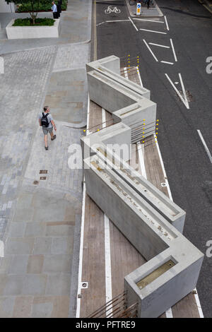 Große konkrete rechtwinklige Bausteine warten auf die Auslagerung von einem Lastwagen in Wood Street in der City von London - Financial District in der Hauptstadt, am 21. August 2018 in London, England. Stockfoto