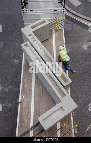 Große konkrete rechtwinklige Bausteine warten auf die Auslagerung von einem Lastwagen in Wood Street in der City von London - Financial District in der Hauptstadt, am 21. August 2018 in London, England. Stockfoto