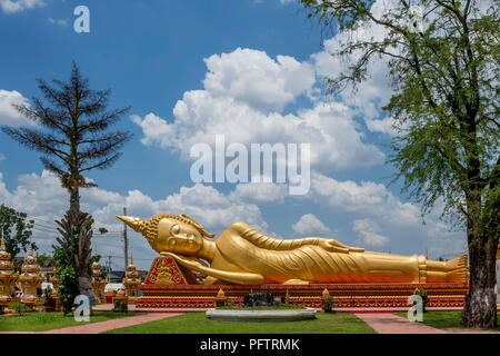 Liegenden Buddha Statue im Buddhistischen Tempel neben dem Stupa Pha That Luang in Vientiane, Laos Stockfoto