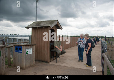 Ein Park warden am Polar bear Compound erklärt, über ihr Leben in der Gefangenschaft bei den Yorkshire Wildlife Park, Doncaster, South Yorkshire UK. Stockfoto