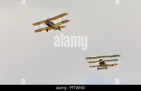 Bremont Großen Krieg Display Team - Royal Aircraft Factory SE 5 a von einem deutschen Dreidecker Fokker Dr1 Am 2018 Royal International Air Tattoo verfolgt wird Stockfoto