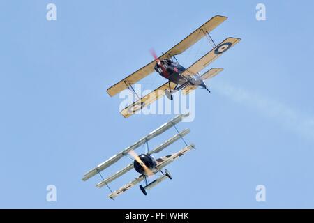 Bremont Großen Krieg Display Team - Royal Aircraft Factory SE 5 a von einem deutschen Dreidecker Fokker Dr1 Am 2018 Royal International Air Tattoo verfolgt wird Stockfoto