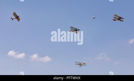 Bremont Großen Krieg Display Team - alliierte und deutsche Flugzeuge die Wiederinkraftsetzung von WW1 Aerial dogfighting an der Royal International Air Tattoo 2018 Stockfoto