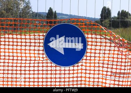 Biegen Sie links ab, Straße Signal - in Arbeit in einer Baustelle (Pesaro, Italien, Europa) Stockfoto