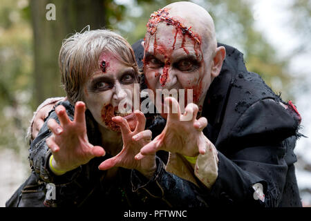 Die Teilnehmer in vollem Make-up und Kostüm an der jährlichen World Zombie Tag - London - 7. Oktober 2017, London, England Stockfoto