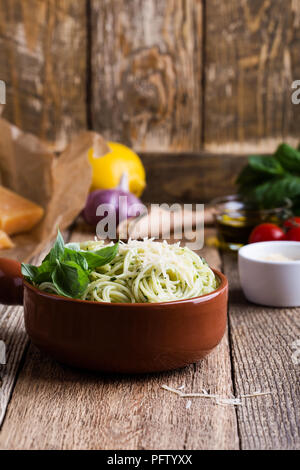 Vegetarische Pesto Pasta mit Käse in der Schüssel und Italienische Küche Zutaten auf ländlichen Holztisch Stockfoto