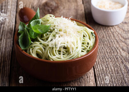 Vegetarische Pesto Pasta mit Käse in der Schüssel und Italienische Küche Zutaten auf ländlichen Holztisch Stockfoto