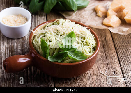 Vegetarische Pesto Pasta mit Käse in der Schüssel und Italienische Küche Zutaten auf ländlichen Holztisch Stockfoto