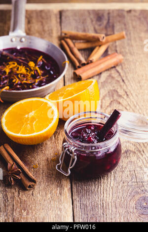 Cranberry Sauce in ländlichen bereit Pan zu essen, rustikalen Stil vorbereitet Stockfoto