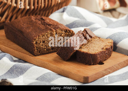 Hausgemachte frisch gebackenen Kürbis Brot Kuchen auf rustikalen Holzbrett, geschnitten und bereit zu essen Stockfoto