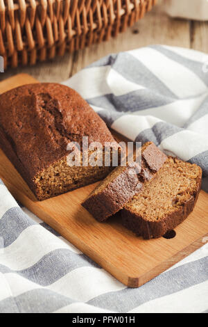 Hausgemachte frisch gebackenen Kürbis Brot Kuchen auf rustikalen Holzbrett, geschnitten und bereit zu essen Stockfoto