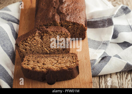 Hausgemachte frisch gebackenen Kürbis Brot Kuchen auf rustikalen Holzbrett, geschnitten und bereit zu essen Stockfoto