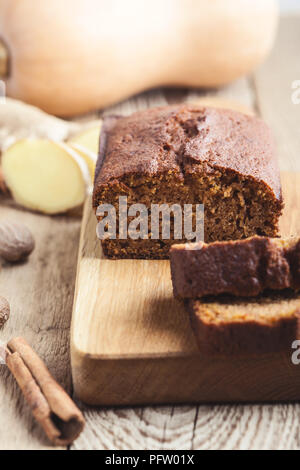 Hausgemachte frisch gebackenen Kürbis Brot Kuchen auf rustikalen Holzbrett, geschnitten und bereit zu essen Stockfoto