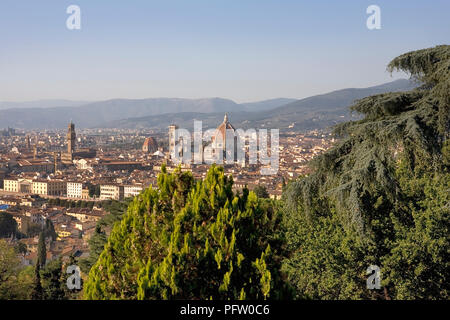 Die Florenz Skyline, dominiert von der Torre d'Arnolfo und der Campanile und Kuppel des Doms von San Miniato al Monte, Florenz, Toskana, Italien Stockfoto