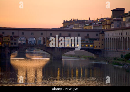 Dämmerung über den Fluss Arno in Florenz, Toskana, Italien mit der Ponte Vecchio über den Fluss: von Ponte Alle Grazie Stockfoto