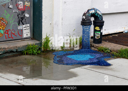 Häkeln Sie Street Art oder Garn Bombing von der Künstlerin London Kaye in Bushwick, Brooklyn, New York Stockfoto