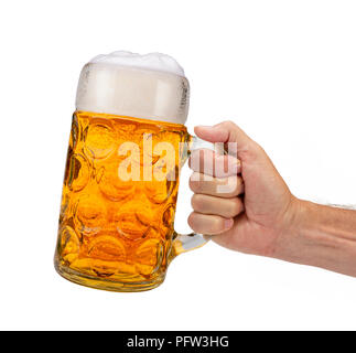 Isolierte Bierkrug in der Hand auf dem Oktoberfest in München. Stockfoto