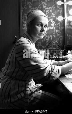 Der Schauspielerin, Dame Judi Dench, in ihrer Garderobe im Theatre Royal in Glasgow nach einer Leistung der Wichtigkeit der Ernest in 1983. Alan Wylie/ALAMY © Stockfoto